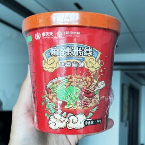บะหมี่เส้นข้าวเดย์เดย์ในถ้วยสีแดงพร้อมฝาปิด